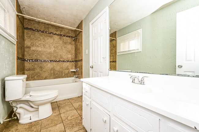 Building Photo - Fantastic 4bd/3ba home! Let yourself in!