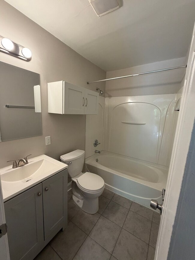 Building Photo - Recently Renovated 2 Bedroom 1 Bath Home AVAILABLE NOW . ($500 OFF Full Months Rent Must M/I By 4...