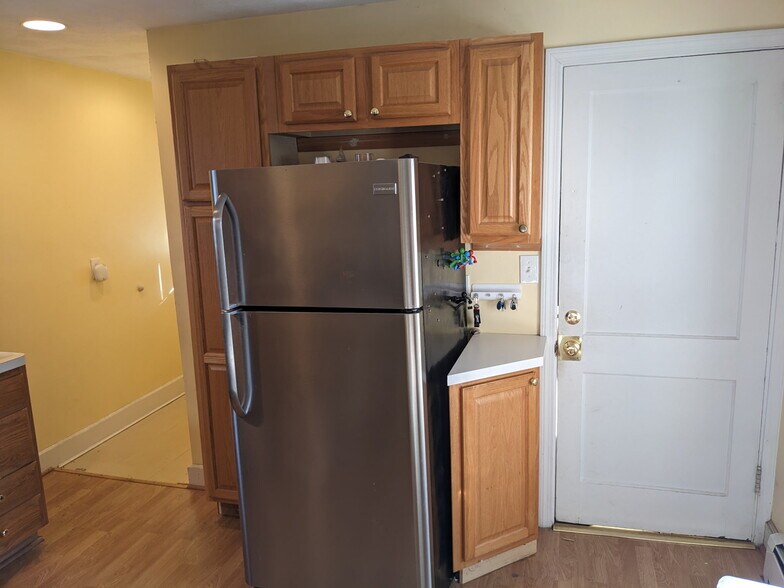 Building Photo - 27 Underwood St