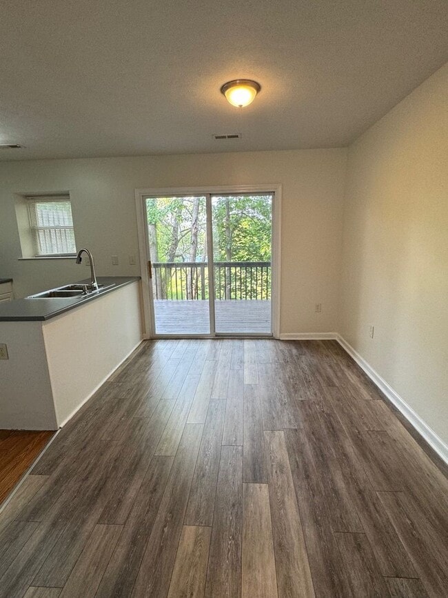 Building Photo - Spacious Home With 2 Suites & Walk-Out Bas...