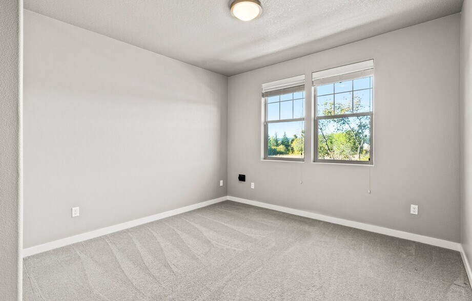 Building Photo - 16323 NW Chadwick Way