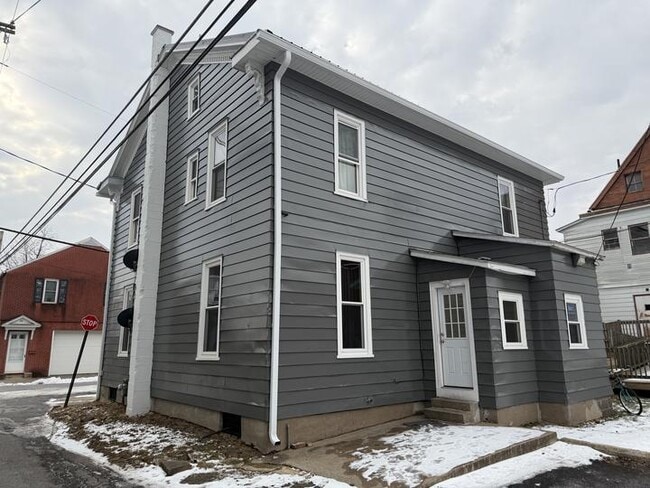 Building Photo - 19 Walnut St