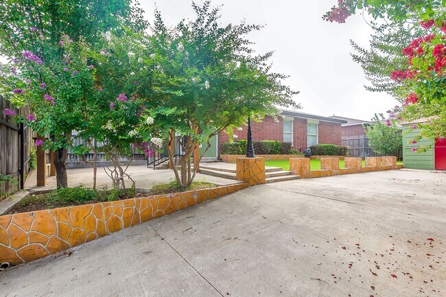 Building Photo - Excellent 3 Bedroom 2 Bath with many featu...