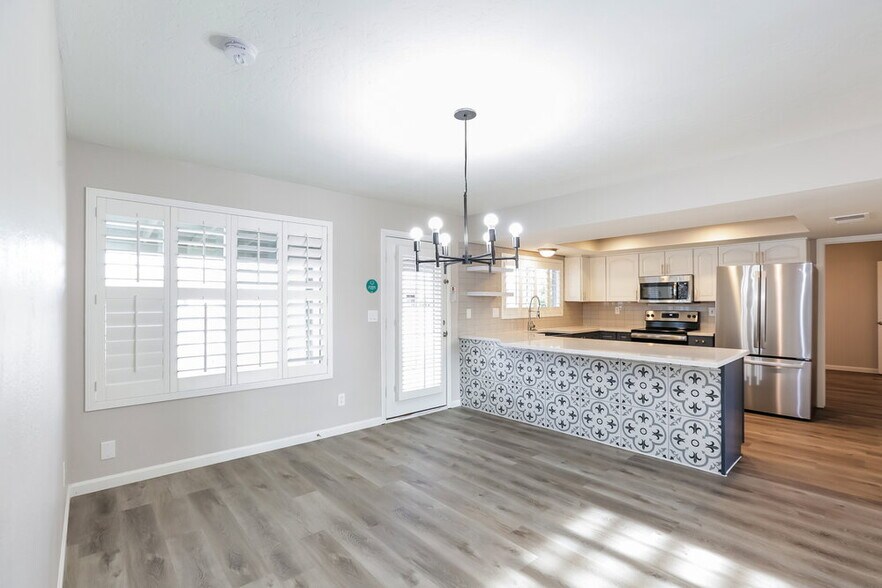 Building Photo - 8402 S 15th Way