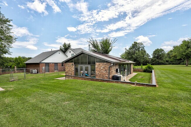 Building Photo - 1340 Bryant Cir