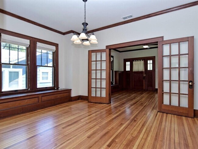 Building Photo - 403 W 37th St
