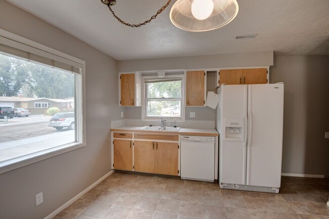 Building Photo - 4 Bedroom 2 Bathroom Located on the Boise Bench (Available for a 6 month lease).