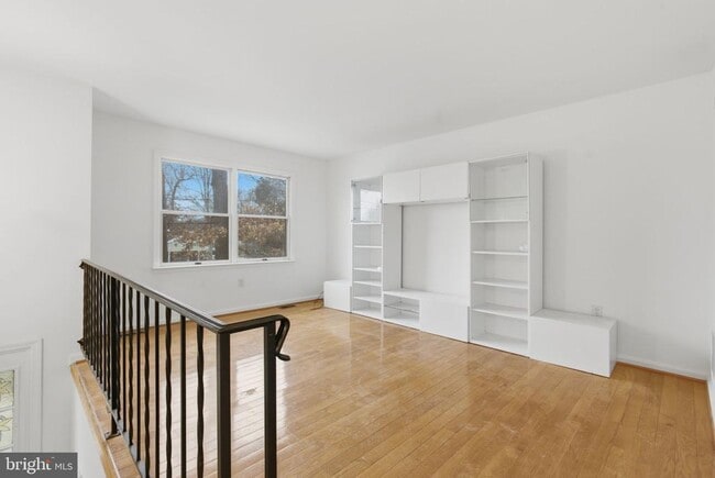 Building Photo - 4904 Hollywood Rd