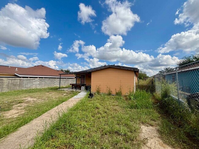 Building Photo - 2616 Comal Loop