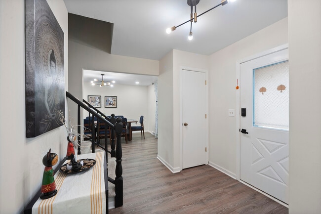 Building Photo - 8 Hampton Ct