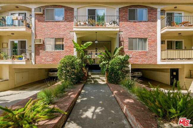 Building Photo - 2803 Arizona Ave