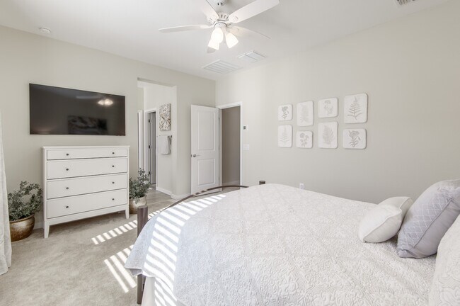 Building Photo - 737 E Beauchamp Dr