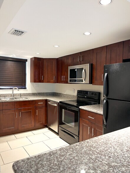 Building Photo - 9351 Fontainebleau Blvd