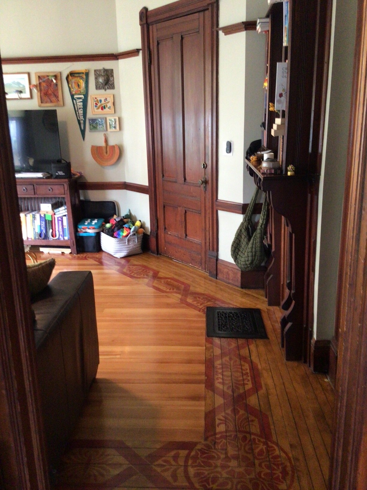 side room - 212 S Albany St