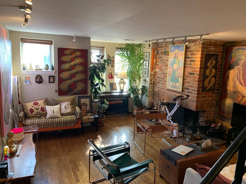 Building Photo - 410 11th St NE