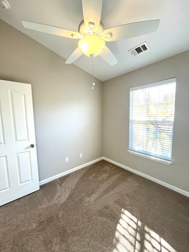 Building Photo - Newly Renovated 3 Bed, 2.5 bathroom Townhome