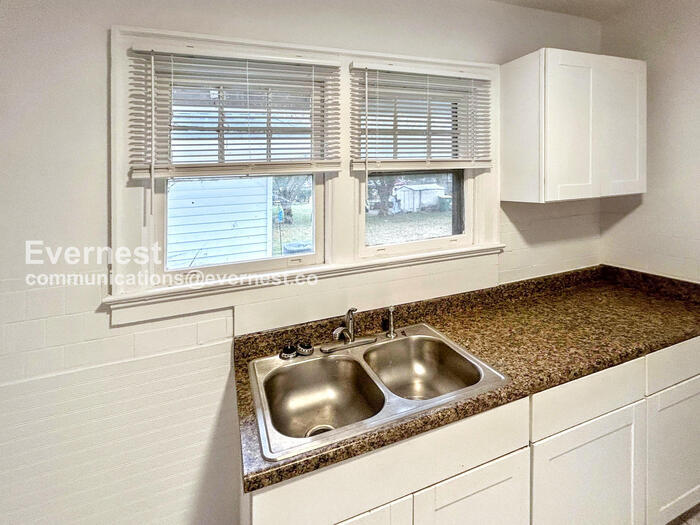 Building Photo - 802 E Broadway