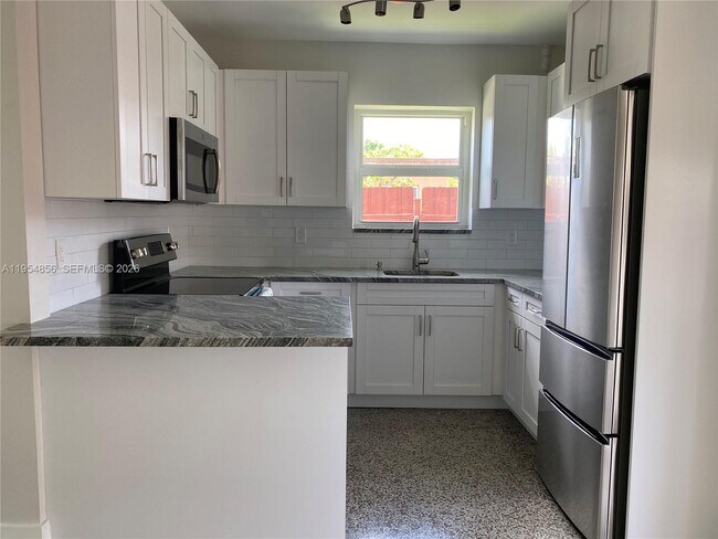 Building Photo - 9435 SW 39th St