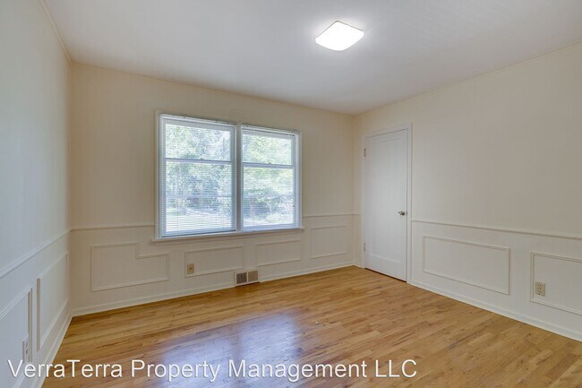 Building Photo - 3 br, 2 bath House - 7658 NE 12th St