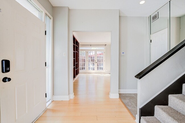 Building Photo - Modern Townhome  3 Bedrooms/2.5 Bathrooms