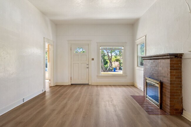 Building Photo - 5 Bedroom 2 Bathroom House - AVAILABLE JULY 2026 - MAY 2027