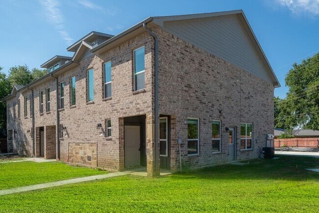 Primary Photo - BEAUTIFUL TOWNHOME FOR RENT IN RICHLAND HI...