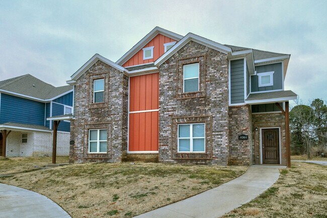 Building Photo - Beautiful 3 bed / 2.5 bath duplex with two car garage - Minutes from U of A!