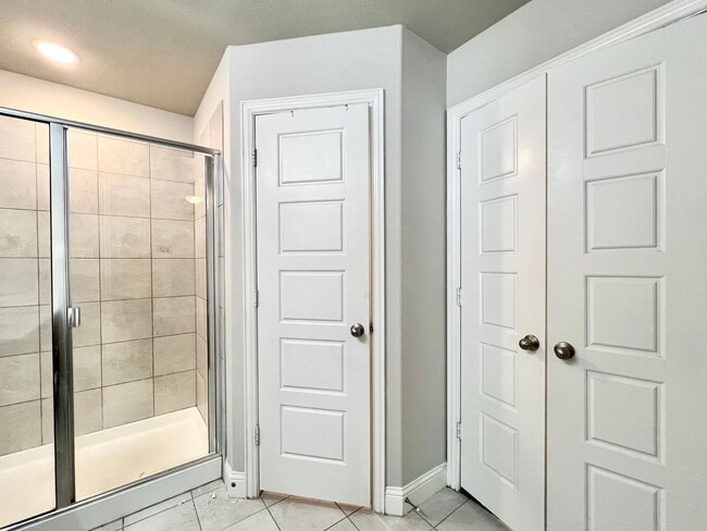 Building Photo - Modern Country Living Near I-35 – Stunning Duplex with Granite, Private Yard & Appliances Included!