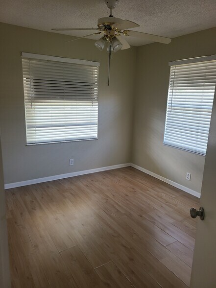 Building Photo - 9927 Three Lakes Cir