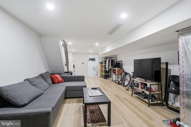 Building Photo - 268 W Duncannon Ave