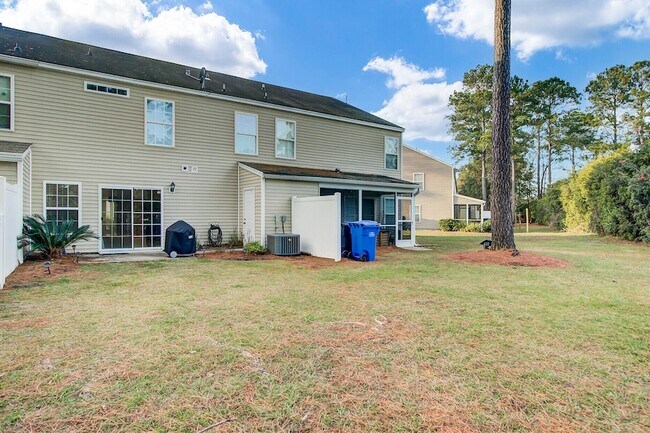 Building Photo - 9160 Maple Grove Dr