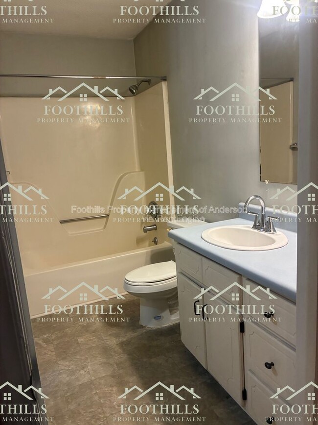 Building Photo - 303 Green Forest Dr