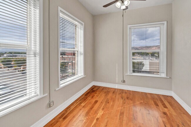 Building Photo - VINTAGE VAULT