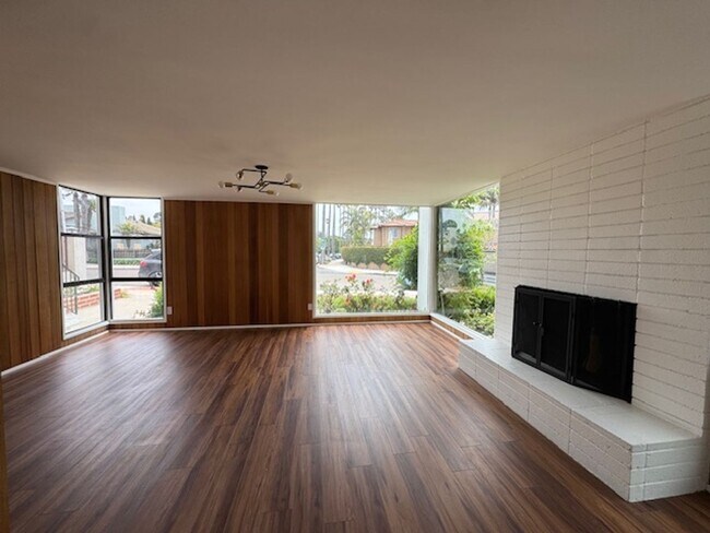 Building Photo - Recently Renovated 2 Bed / 2 Bath Apartmen...