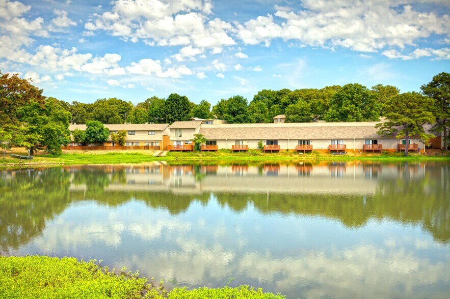 Building Photo - Quiet Living Lakeside