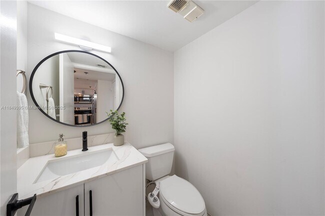 Building Photo - 540 Brickell Key Dr