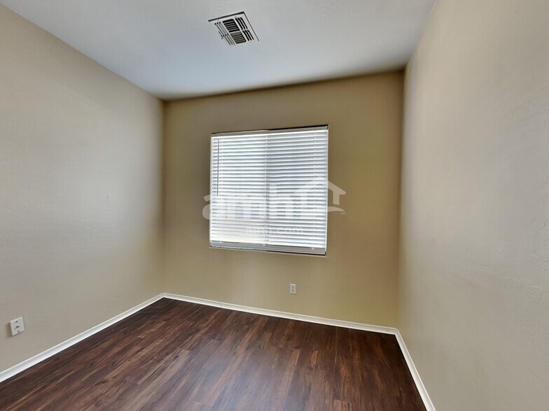 Building Photo - 7571 W State Ave