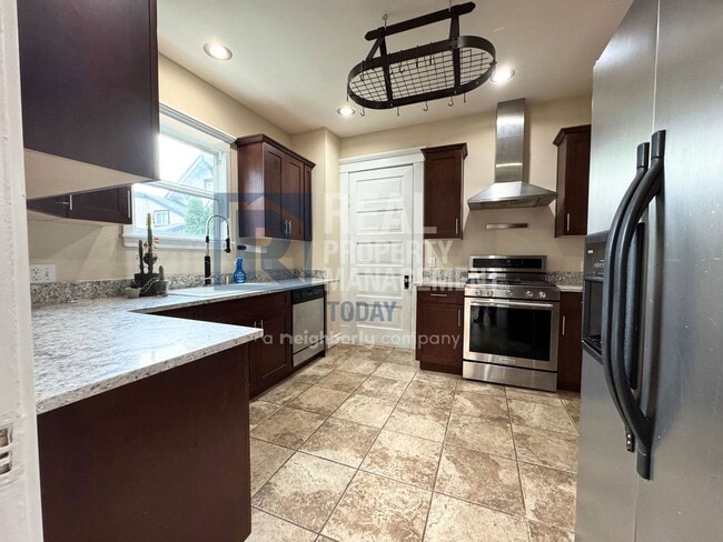 Building Photo - Charming Historic 3 Bedroom!