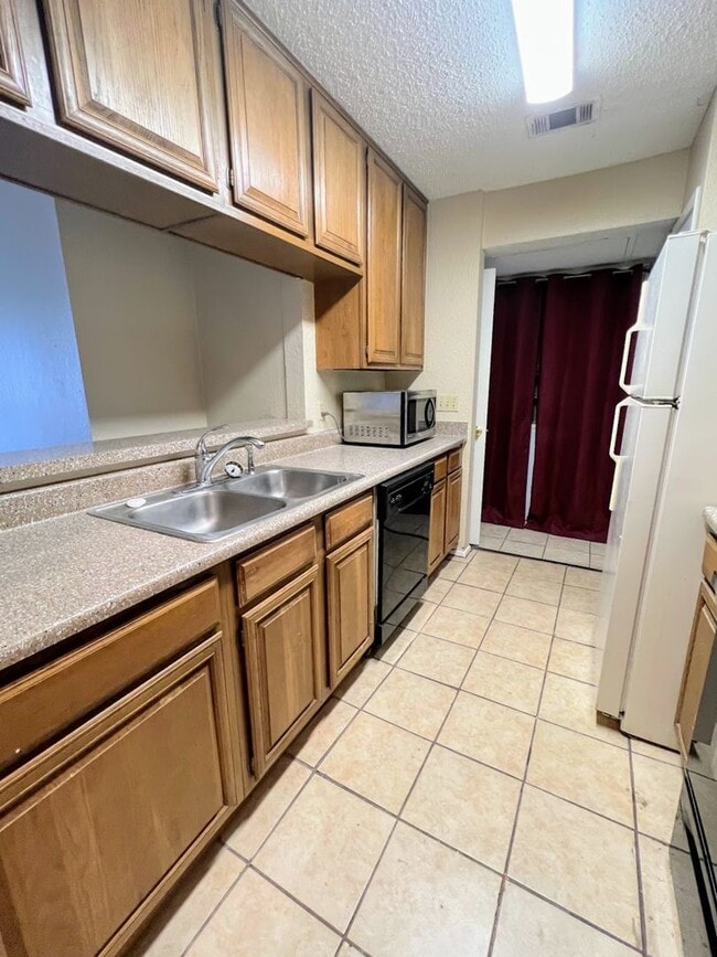 Building Photo - Croix 325 -  2 Bed 1 bath - $1450