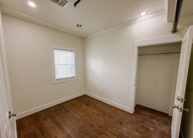 Building Photo - 1120NW