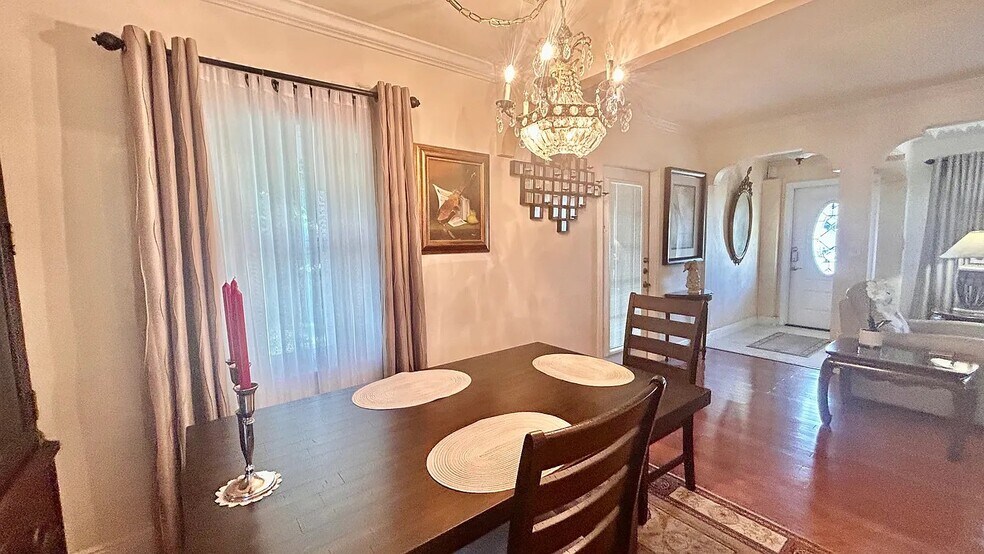 Building Photo - 800 NE 6th St