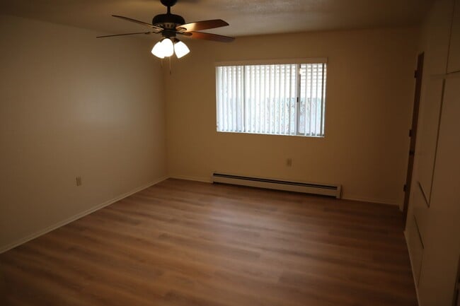 Building Photo - Livable, Lovable, & Avaiable!