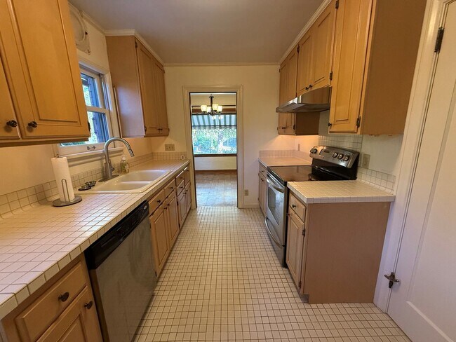 Building Photo - Now renting 3 bedroom House, visit our website at www.stillproperties.com