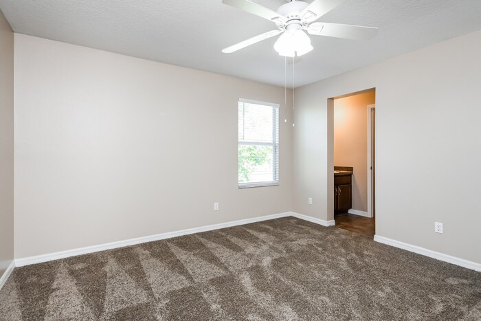 Building Photo - 2420 Plantation Oak Dr