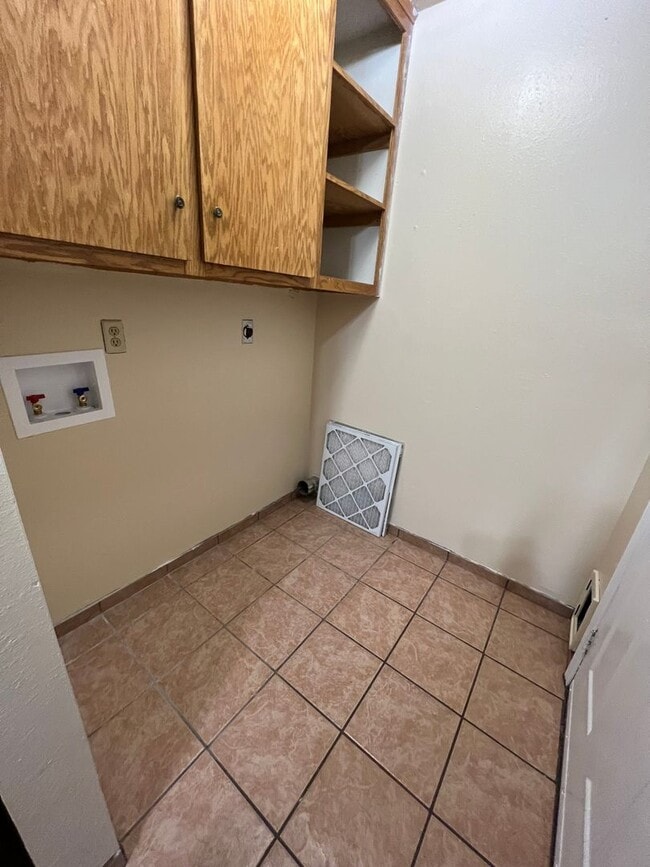 Building Photo - 3 Bed 2 Bath House with 2 Car Garage, Includes Refrigerator