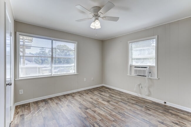 Building Photo - 711 Cherokee Dr