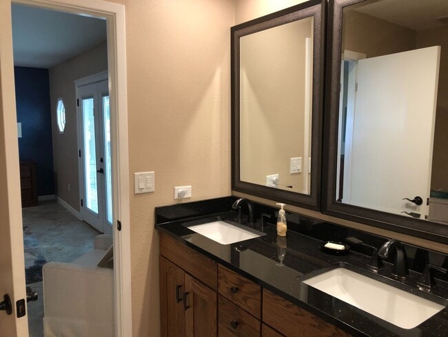 Building Photo - 45+ Active Adult Resort Community Updated Golf Course Property Available APRIL 2026 through Decem...