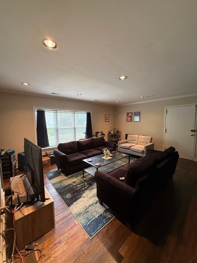 Building Photo - Spacious, Renovated Brighton / Oak Square area Condo with parking for September 1st - NO FEE