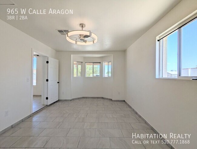 Building Photo - 965 W Calle Aragon