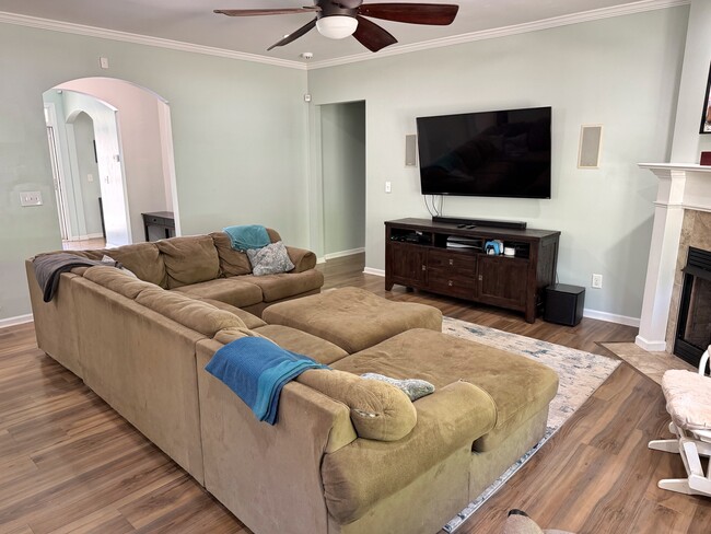 Building Photo - 703 Stagecoach Dr